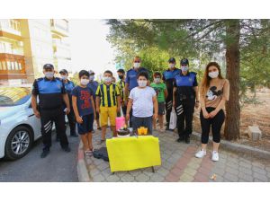 Limonata satarak Milli Dayanışma Kampanyası'na destek olan çocuğa Emniyet Müdüründen doğum günü sürprizi