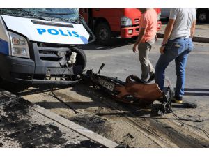 İzmir'deki trafik kazasında 2'si polis 3 kişi yaralandı