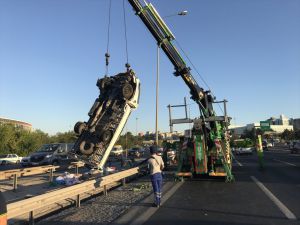 İstanbul'da kamyonetin devrildiği kazada 3 kişi yaralandı