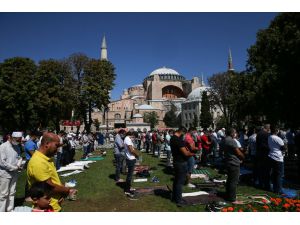 Ayasofya-i Kebir Cami-i Şerifi'ndeki 6'ncı cuma namazı yoğun katılımla eda edildi