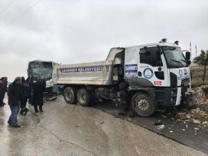 Halk otobüsü ile kamyon çarpıştı: 5 yaralı