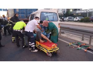 Park halindeki tıra çarpan hafif ticari araç sürücüsü yaralandı