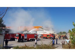 Kocaeli'de geri dönüşüm tesisinde yangın hasara neden oldu