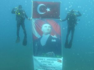 Jandarma SAK timi, 30 Ağustos Zafer Bayramı'nı su altında kutladı