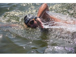 Maraton yüzücüsü Deliveli, kuruyan göllere dikkati çekmek için Aygır Gölü'nü yüzerek geçti