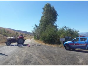 Sivas'ta devrilen traktörün altında kalan 2 kardeş öldü