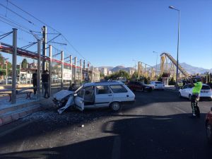 Kayseri'de durakta bekleyen genç otomobilin çarpması sonucu yaralandı