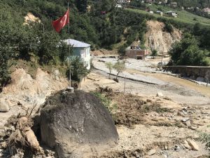 Türk bayrağı dikili kaya, Giresun'daki selde yerinden oynamadı