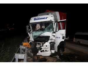 Adana'da önündeki tıra çarpan tırın şoförü öldü