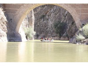 Eski TBMM Başkanı Yıldırım, memleketi Erzincan'daki Karasu Nehri'nde rafting yaptı: