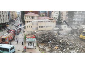 Rize'de dere yatağındaki iki katlı binanın yıkımı gerçekleştirildi