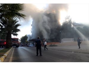 Aydın'da döşeme dükkanında çıkan yangın, üst kattaki dairelere sıçradı