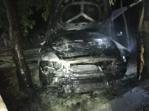 Hatay'da park halindeki otomobil yandı