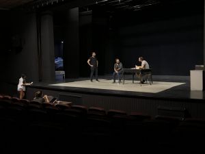 Antalya Devlet Tiyatrosu "Yastık Adam" oyunuyla perdelerini açıyor