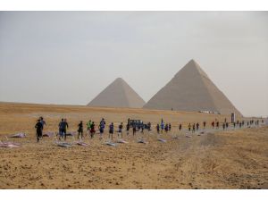 Mısır piramitleri etrafında halk koşusu
