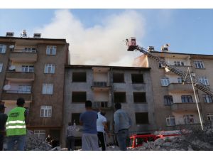 Elazığ'da depremde hasar gören binanın çatısında çıkan yangın söndürüldü