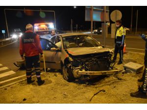 Kars'ta otomobil ile kamyonet çarpıştı: 2 yaralı