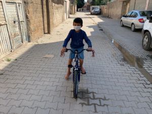 Şanlıurfa'da bisikleti bozulan Suriyeli çocuğa polislerden sürpriz