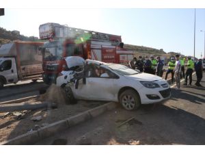 Kayseri'de otomobil elektrik direğine çarptı: 1 ölü, 2 yaralı