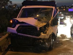 İzmir'de hafif ticari araç ile kamyonet çarpıştı: 1 ölü, 4 yaralı