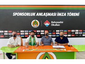 Alanyaspor'un stadyum sponsoru bu sezon da Bahçeşehir Koleji oldu