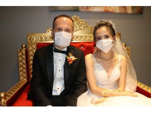 "Koronavirüs" evlenecek çiftlerin mutluluklarını engelleyemedi