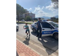 Antalya'da kimliğini evde unutan öğrenciyi sınava polis yetiştirdi