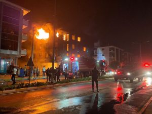 İzmir'de 4 katlı apartmanda yangın çıktı