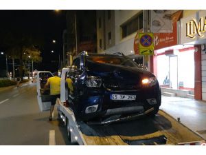 İzmir'de iki otomobil çarpıştı: 4 yaralı