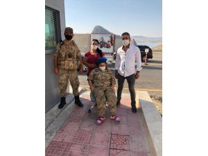 Elazığ'da engelli kızın Mehmetçik üniforması giyme hayalini jandarma gerçekleştirdi