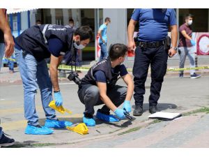 Sivas'ta bir esnaf tartıştığı komşusunu silahla bacağından yaraladı