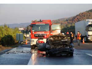 Anadolu Otoyolu'nda tıra çarparak yanan otomobilin sürücüsü yaralandı