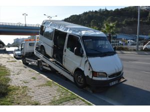 Samsun'da yolcu minibüsü ile otomobil çarpıştı: 12 yaralı