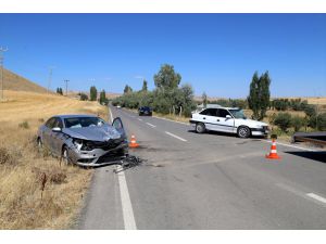 Sivas'ta otomobiller çarpıştı: 1'i ağır 6 yaralı