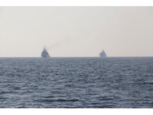 KKTC'de askeri gemiler halkı selamladı
