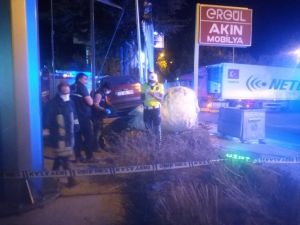 Isparta'da otomobil duvara çarptı: 1 ölü, 1 yaralı