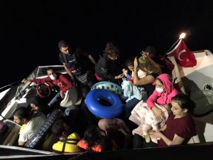 Marmaris'te Türk kara sularına itilen 19 sığınmacı kurtarıldı