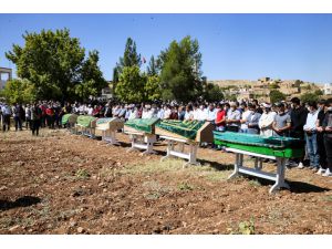 Mardin'deki trafik kazasında hayatını kaybeden 6 kişi yan yana toprağa verildi