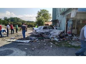 Samsun'da kamyonet park halindeki otomobile çarptı 3 kişi yaralandı