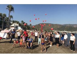 Muğla'da, DMD hastalığı farkındalığı için plajda balon uçuruldu