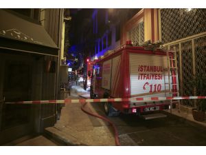 Beyoğlu'nda metruk binada çıkan yangın söndürüldü