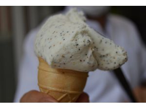 Afyonkarahisar'da "haşhaşlı dondurma" farklı tadıyla ilgi çekiyor