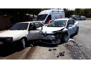 Adana'da 3 otomobilin karıştığı trafik kazasında 3 kişi yaralandı