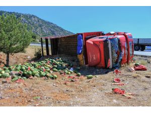 Antalya'da karpuz yüklü kamyon devrildi: 1 yaralı