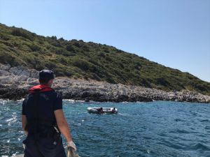 Kuşadası'nda Türk karasularına itilen 2 sığınmacı kurtarıldı