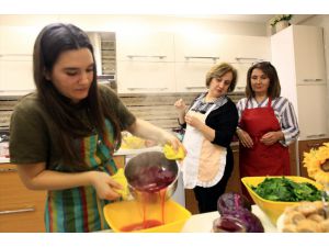 Çocuklar için meyve sebzelerden "doğal boya" yapıyorlar