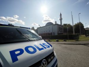 Stockholm'de Kur'an yakma provokasyonuna karşı Türk camisi önünde önlemler artırıldı