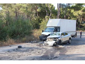 Antalya'da otomobil ile kamyonet çarpıştı: 19 yaralı