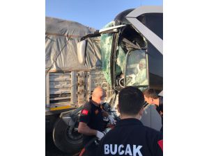 Burdur'da yolcu otobüsü park halindeki tıra çaptı: 1 ölü, 6 yaralı