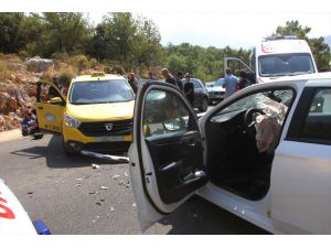 Muğla'da taksi ile otomobil çarpıştı:  6 yaralı